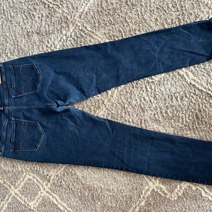 Size 12 Mid Rise Women’s Levi’s, no marks or stains.